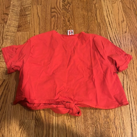 Style by U Wisconsin Woman’s Red Wrap Tee Size S - Picture 3 of 3